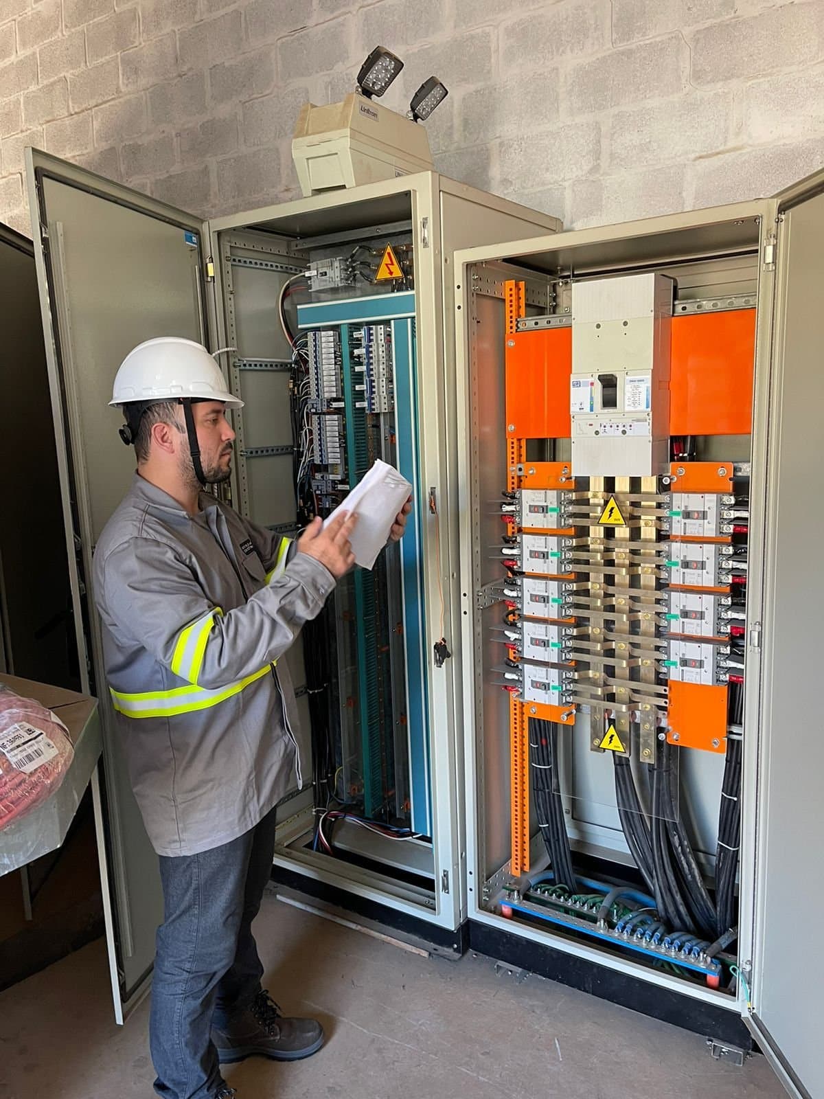 Eletricista ISR Elétrica realizando serviço